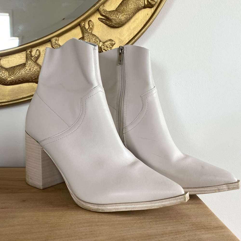 STEVE MADDEN • sz 9 white gogo boots